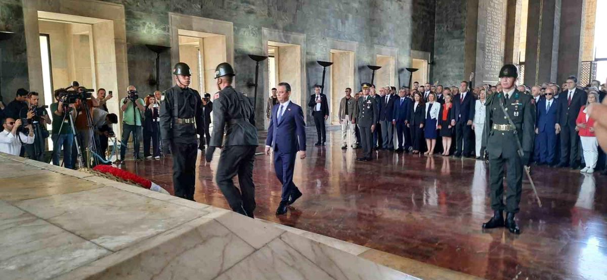CHP\'nin 101. Kuruluş Yıl Dönümü Anıtkabir\'de Kutlandı
