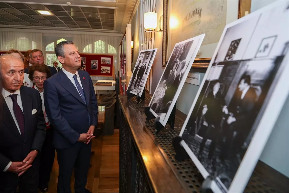 Özgür Özel, CHP Tarihi Sergisi\'ni Gezdi