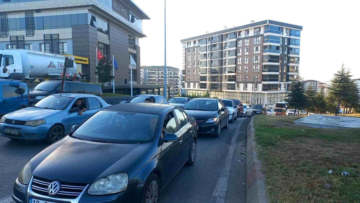Edirne\'de Eğitim Yılı Başladı, Trafik Yoğunluğu Oluştu