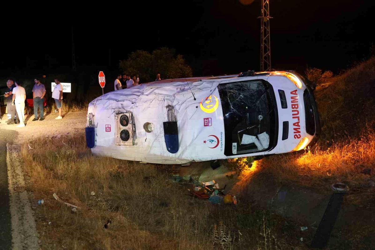 Elazığ\'da Ambulans Kazası: 3 Yaralı