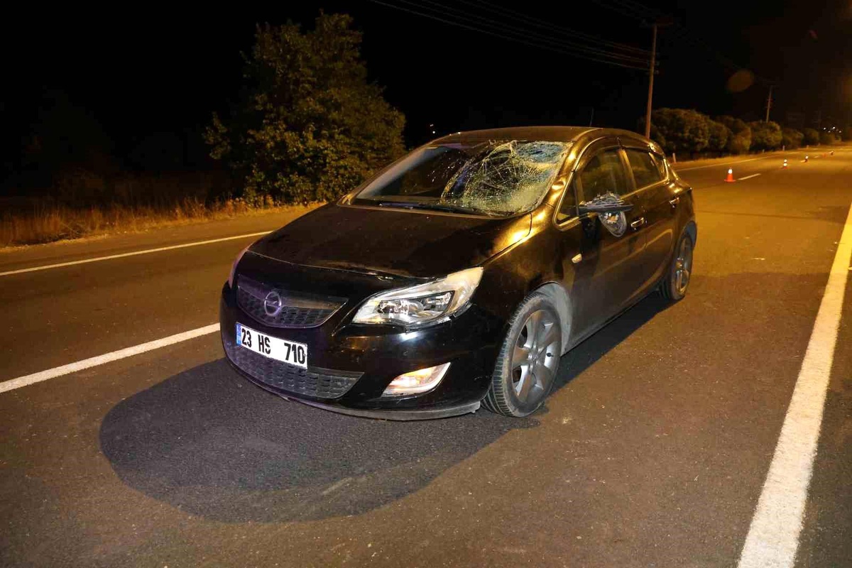 Elazığ\'da Trafik Kazası: Kadın Ağır Yaralı