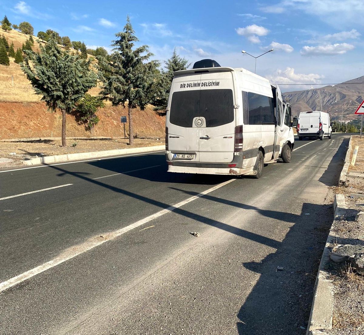 Elazığ\'da Minibüs-Otomobil Çarpışması: 2 Yaralı