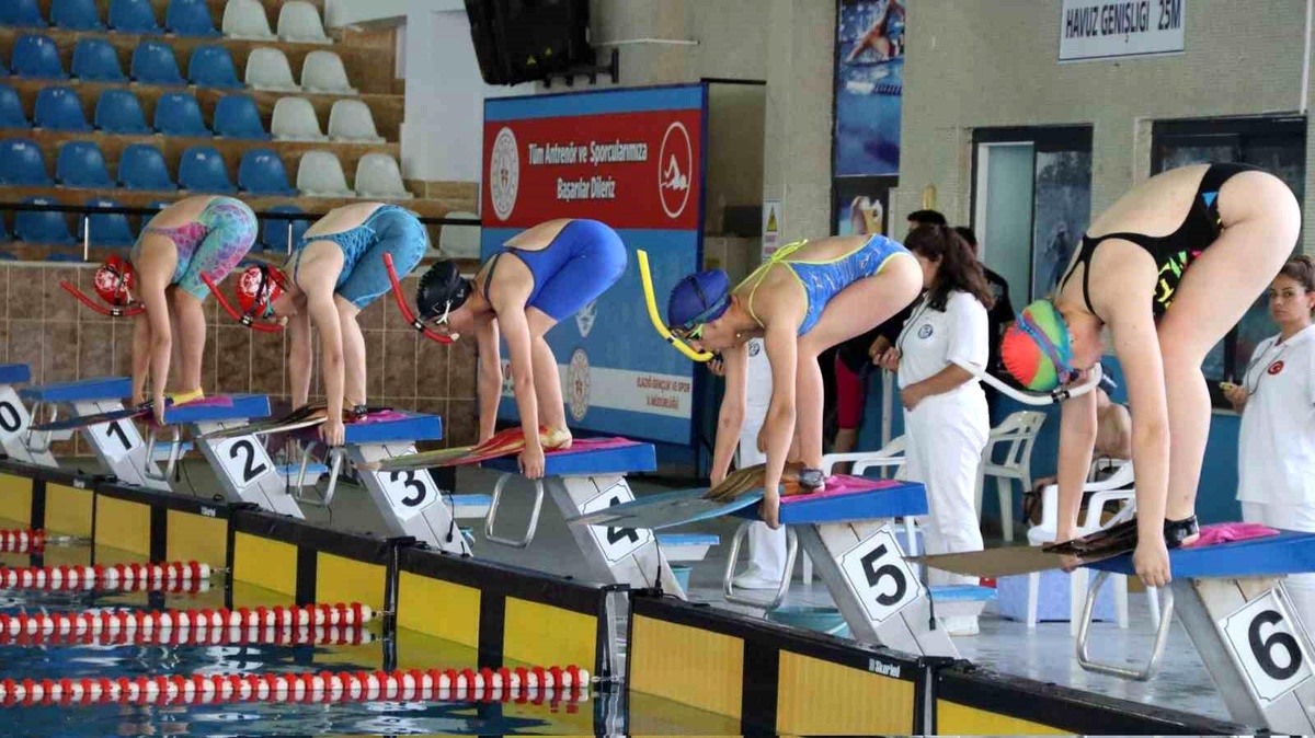 Elazığ\'da Paletli Yüzme Müsabakaları