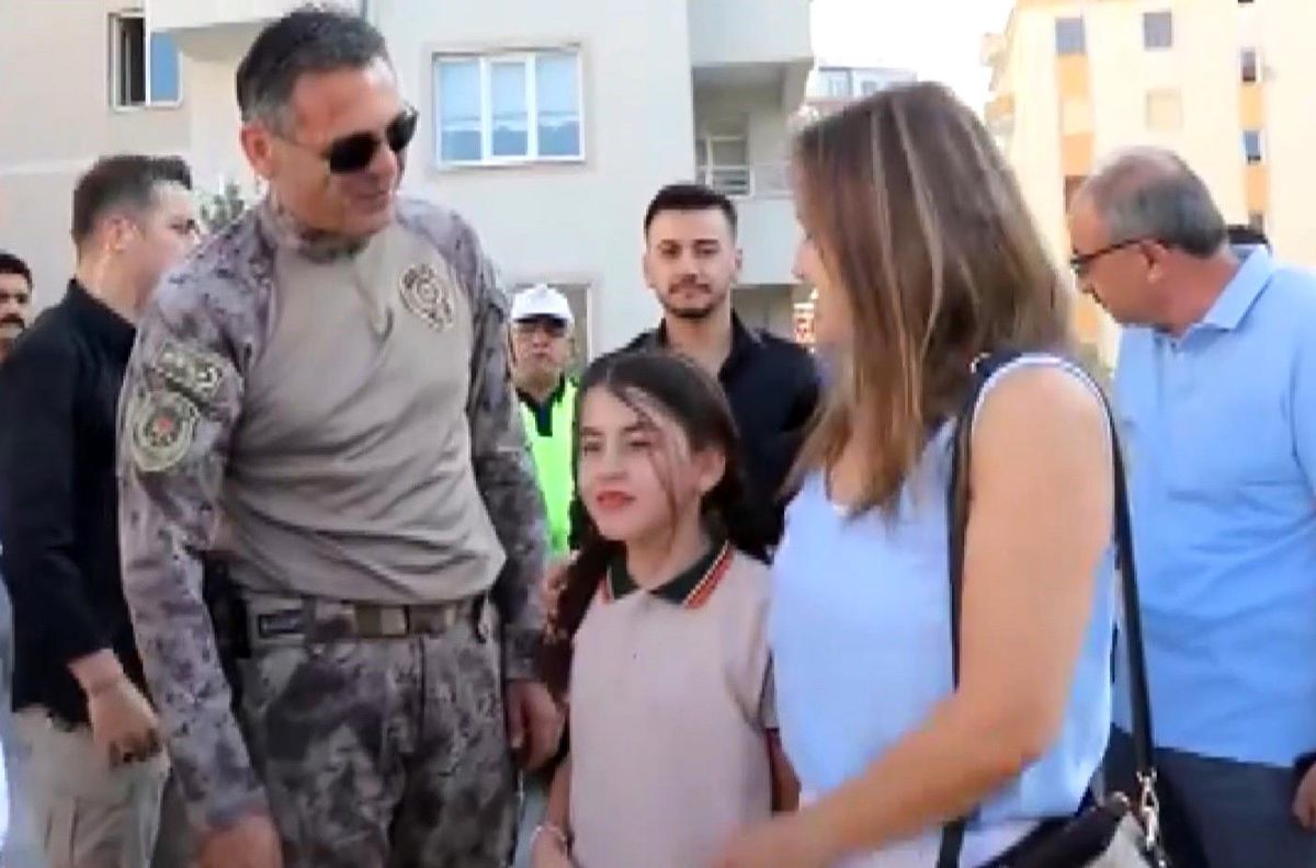 Şehit Kızını Okula Bırakan Müdür