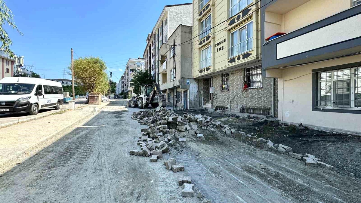 Esenyurt Belediyesi Selahattin Eyyübi Mahallesi\'nde Yol Çalışmalarına Devam Ediyor