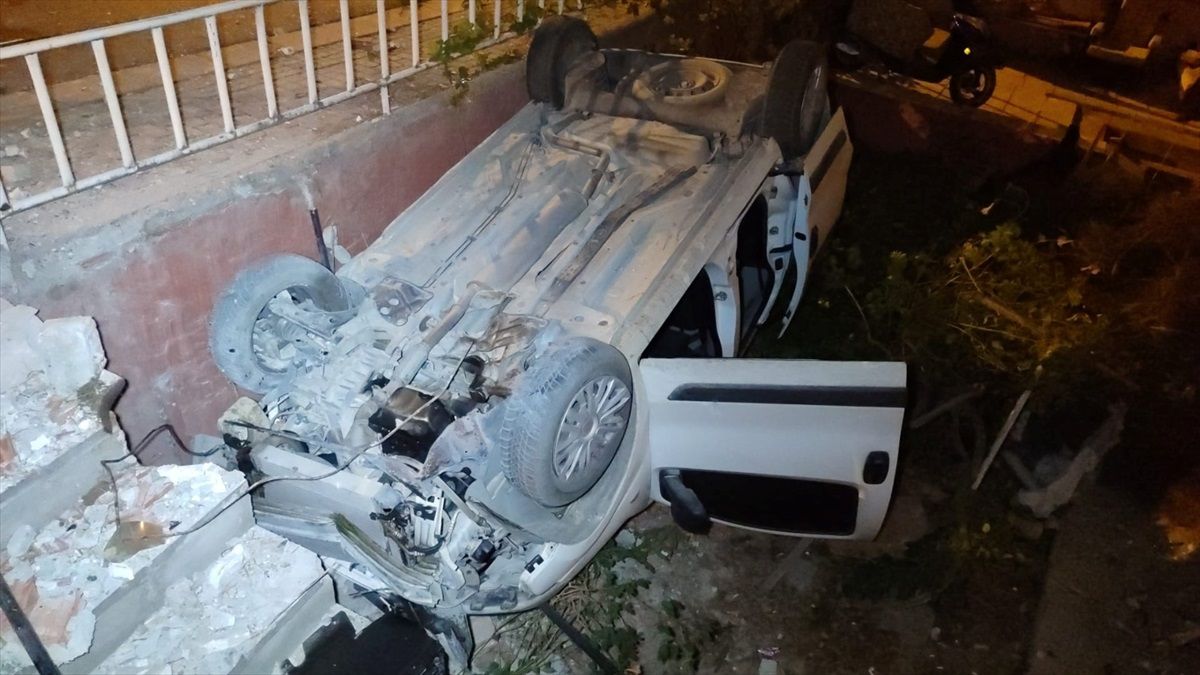 Alkollü Sürücü Apartmanın Bahçesine Devrildi