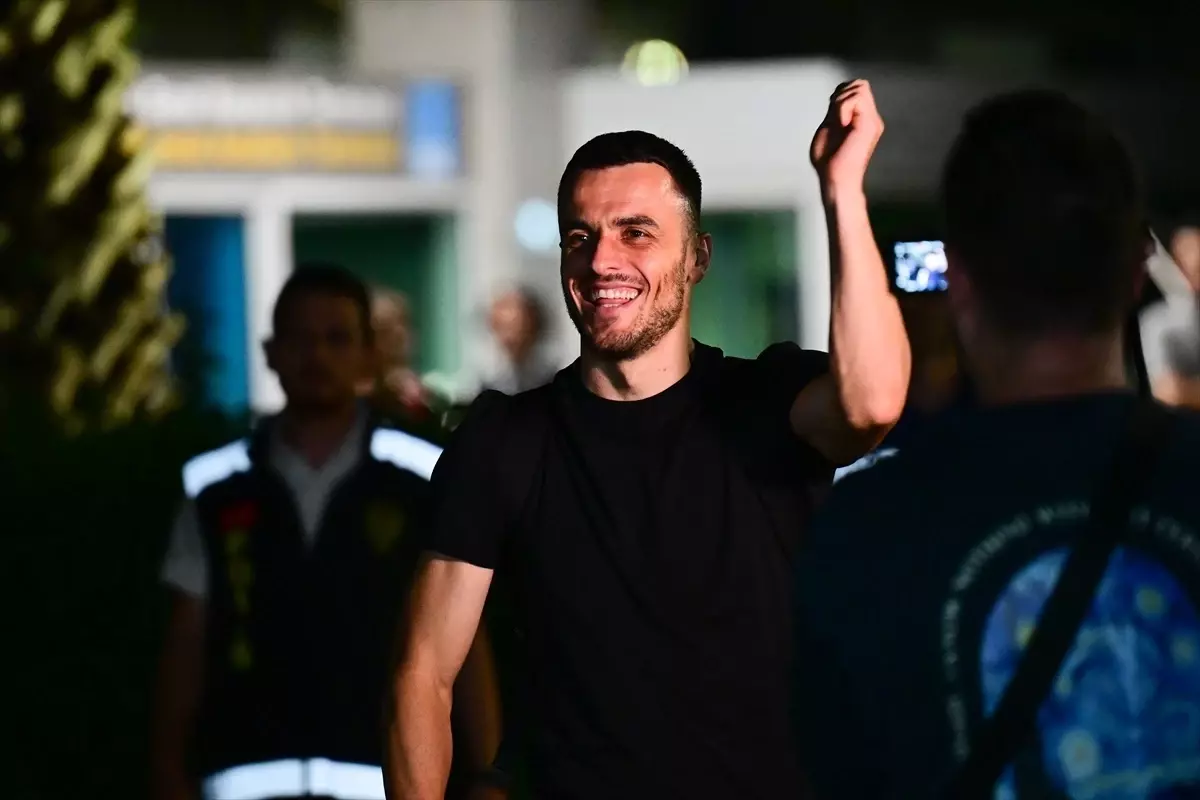 Fenerbahçe, transfer görüşmeleri için Filip Kostic\'i İstanbul\'a davet etti