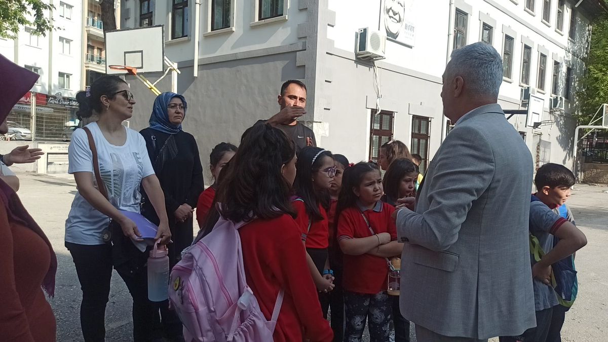 Veliler, Öğretmen Değişikliğine Tepki Gösterdi