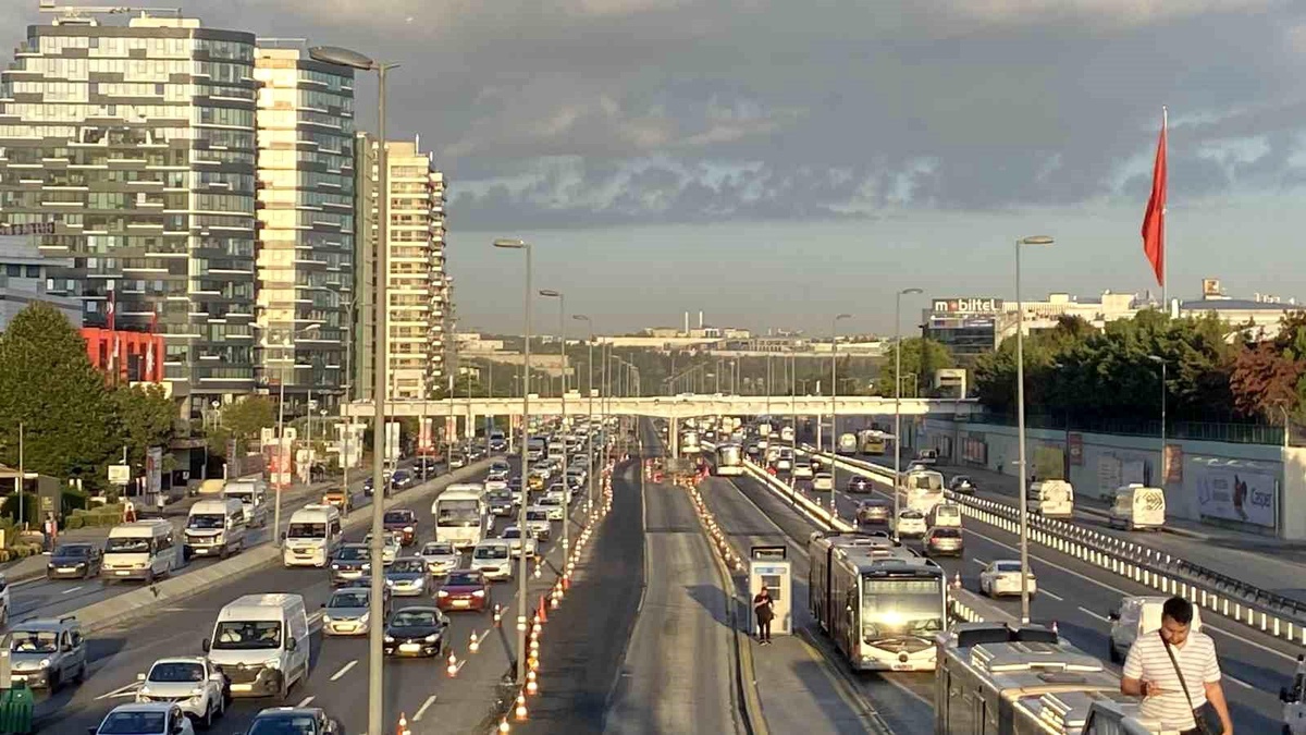 Okullar Açıldı, İstanbul\'da Trafik Yoğunluğu