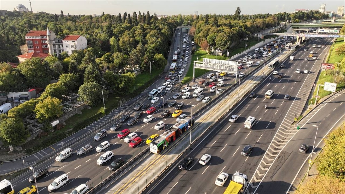 İstanbul\'da Okul Trafiği Yoğunlaştı