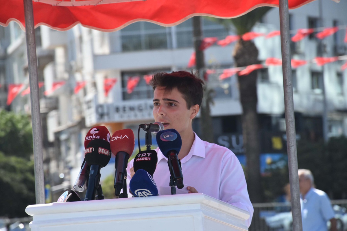 İzmir\'in Kurtuluşu 102. Yılında Coşkuyla Kutlandı