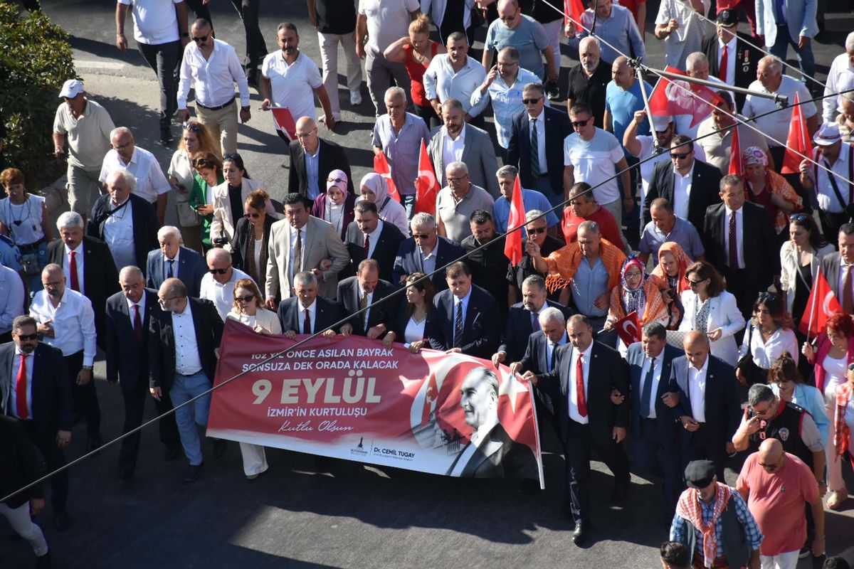 İzmir\'in Kurtuluşu İçin Zafer Yürüyüşü