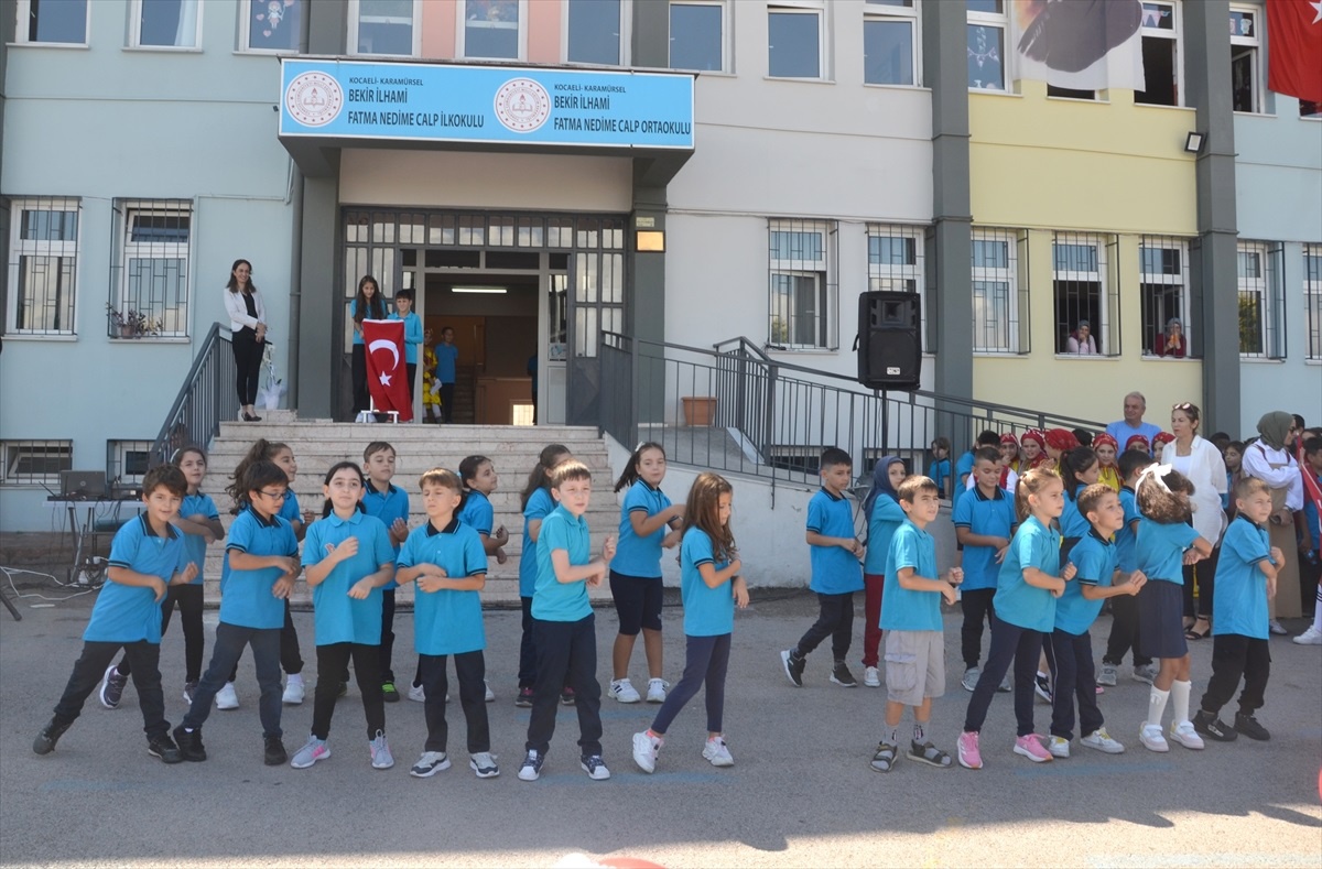 Karamürsel\'de İlköğretim Haftası Töreni