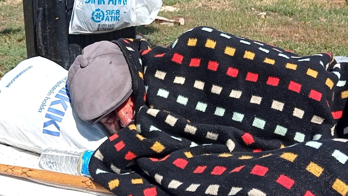 Kars\'ta Sokakta Yaşayan Yaşlı Adam Yardım Bekliyor