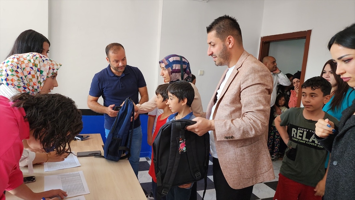Ülkü Ocakları Kayseri İl Başkanlığından İlkokul ve Ortaokul Öğrencilerine Kırtasiye Yardımı