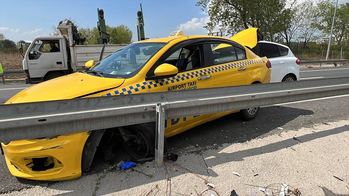 Gebze\'de Taksi ile Otomobil Çarpıştı