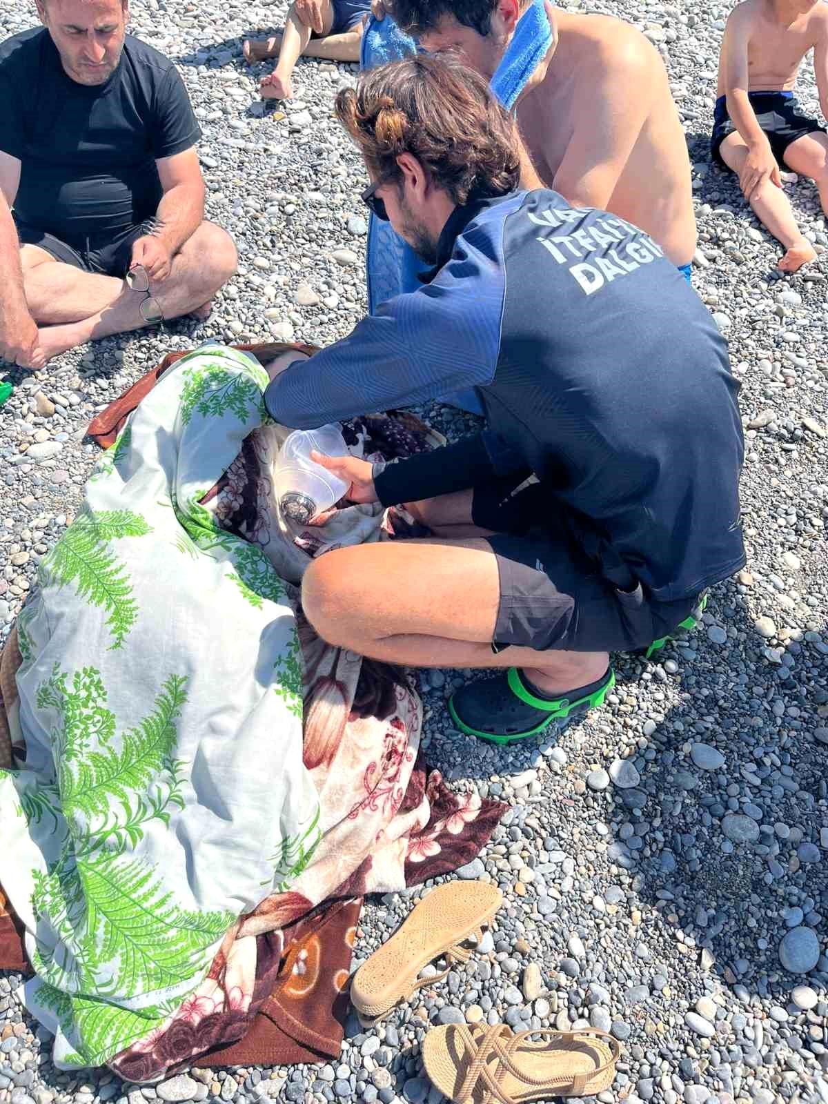Van\'da Mavi Bayrak Halk Plajı\'nda Hipotermi ve Solunum Güçlüğü Belirtileri Gösteren Kadın Kurtarıldı
