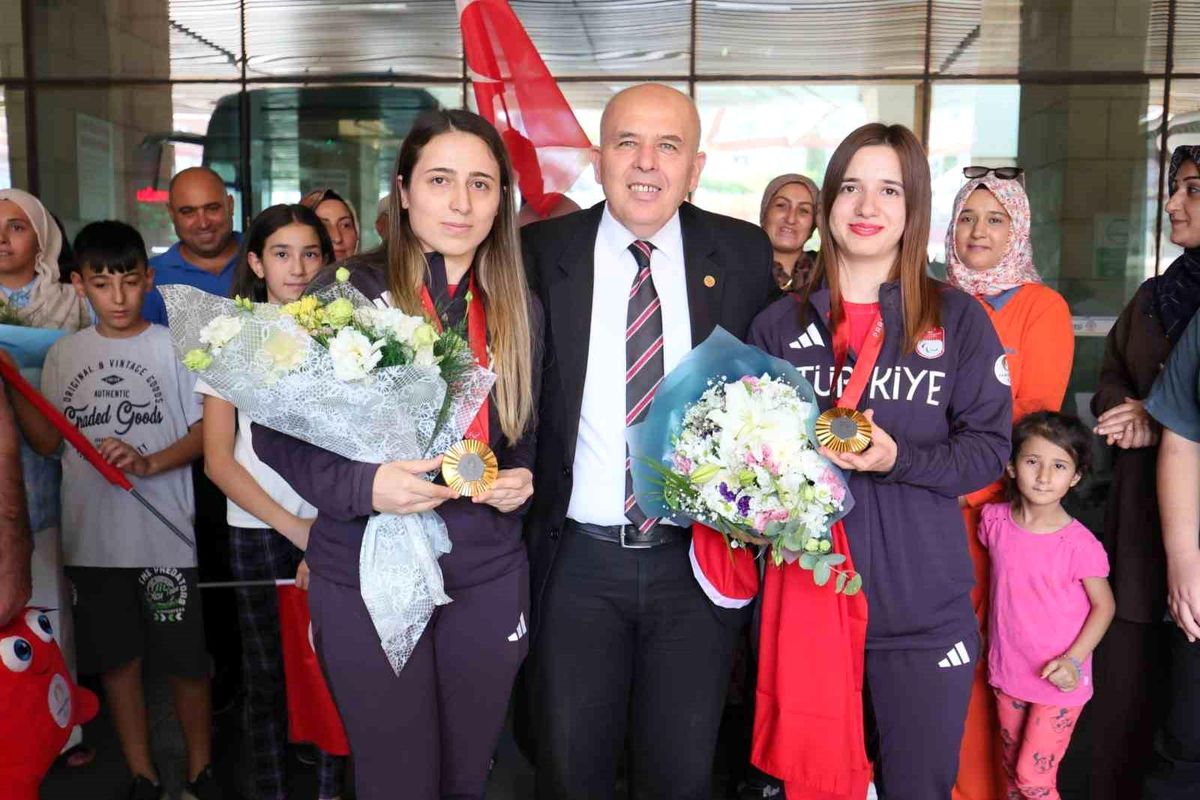 Denizli\'nin Altın Kızları Coşkuyla Karşılandı