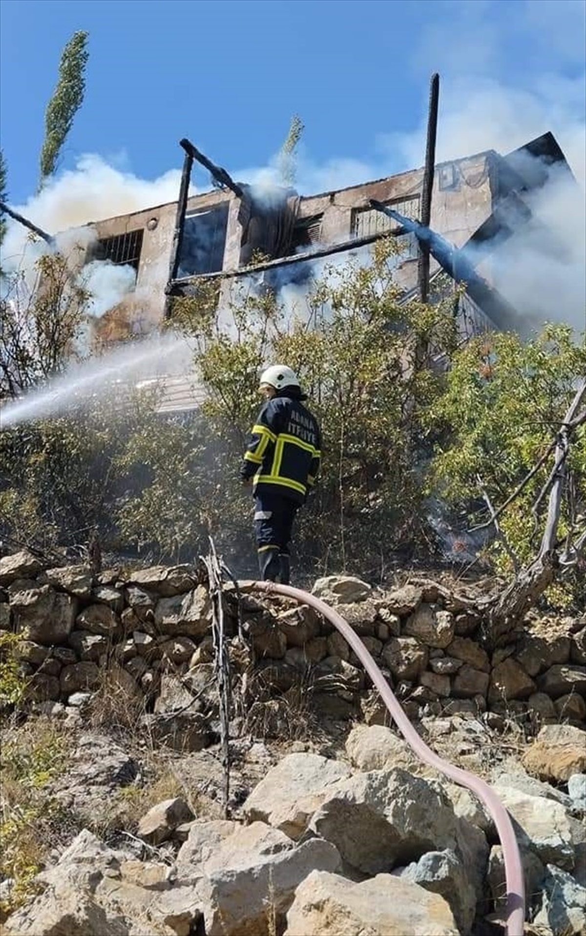 Feke\'de Ev Yangını: Evin Çatısı Kullanılamaz Hale Geldi
