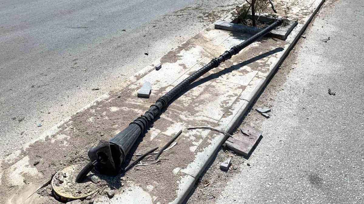 Karaman\'da Otomobil Aydınlatma Direğine Çarptı: 2 Yaralı
