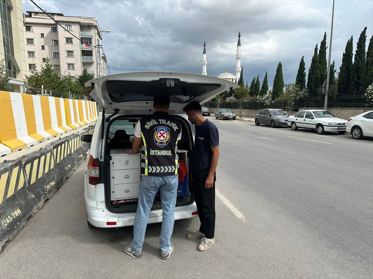 Pendik\'te düğün konvoyu yapan sürücülere ceza kesildi