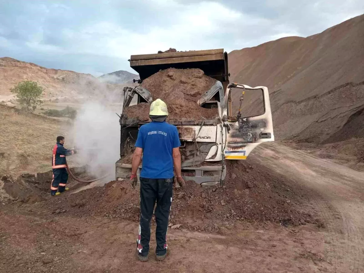 Sivas\'ta yol şantiyesinde kamyon yanarak kullanılamaz hale geldi