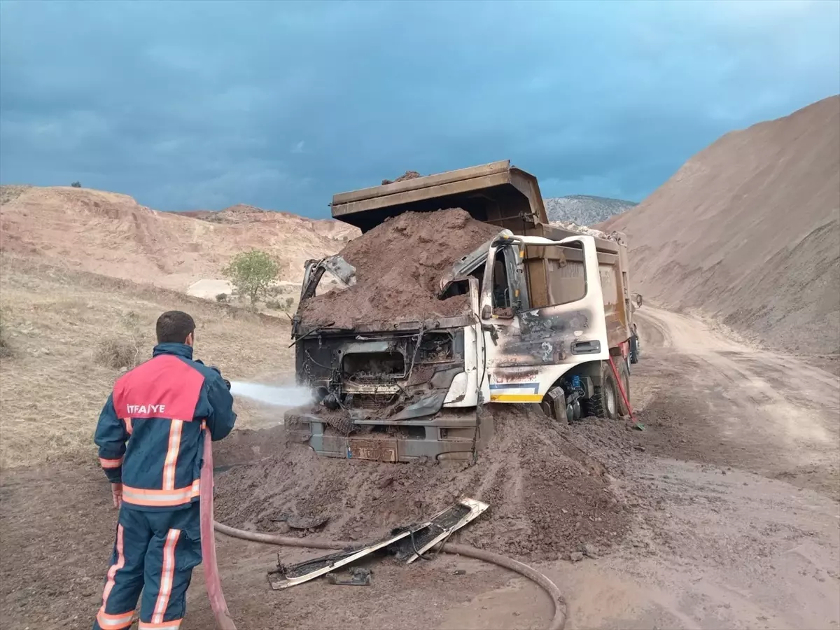 Sivas\'ta seyir halindeki kamyonda yangın çıktı