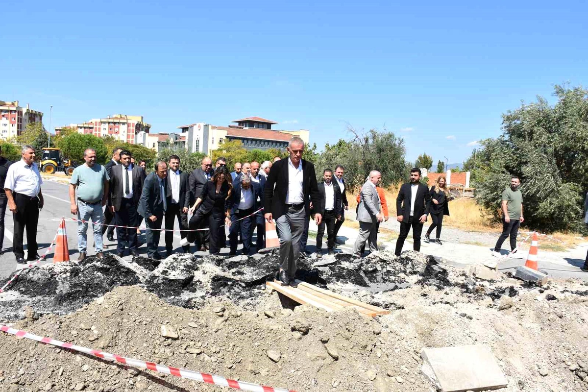 TFF Başkanı Hacıosmanoğlu, Manisa FK\'nın tesisindeki kazı çalışmalarına tepki gösterdi