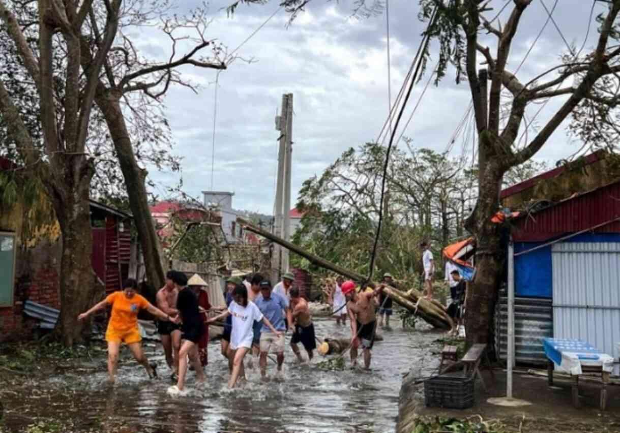 Vietnam'da Tayfun Yagi'nin neden olduğu sel ve heyelanlar sonucu en az 59 kişi hayatını kaybetti.