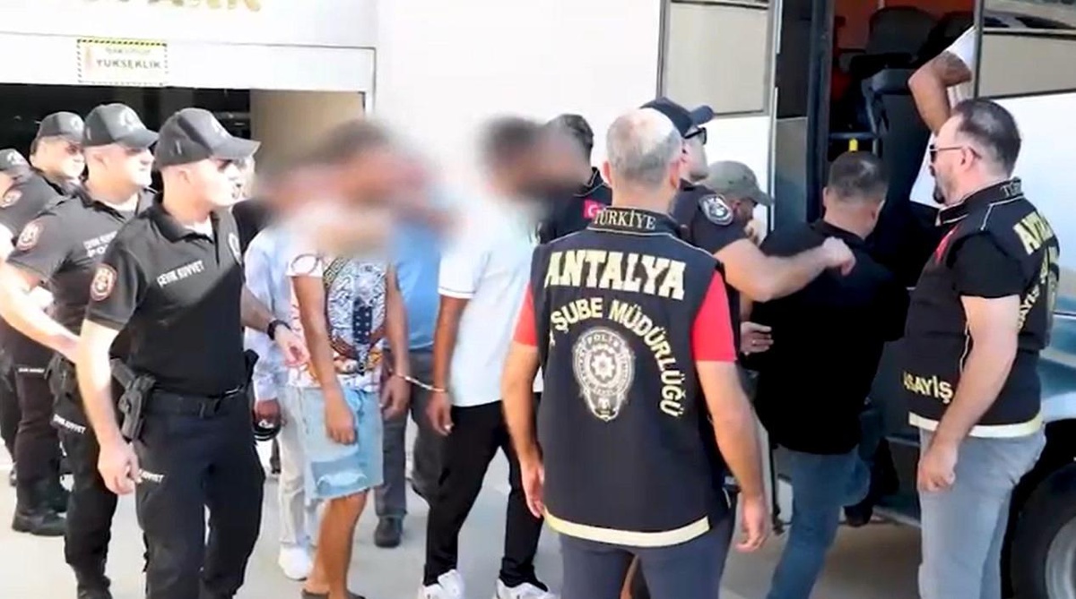 Antalya\'da 140 Aranan Şahıs Yakalandı