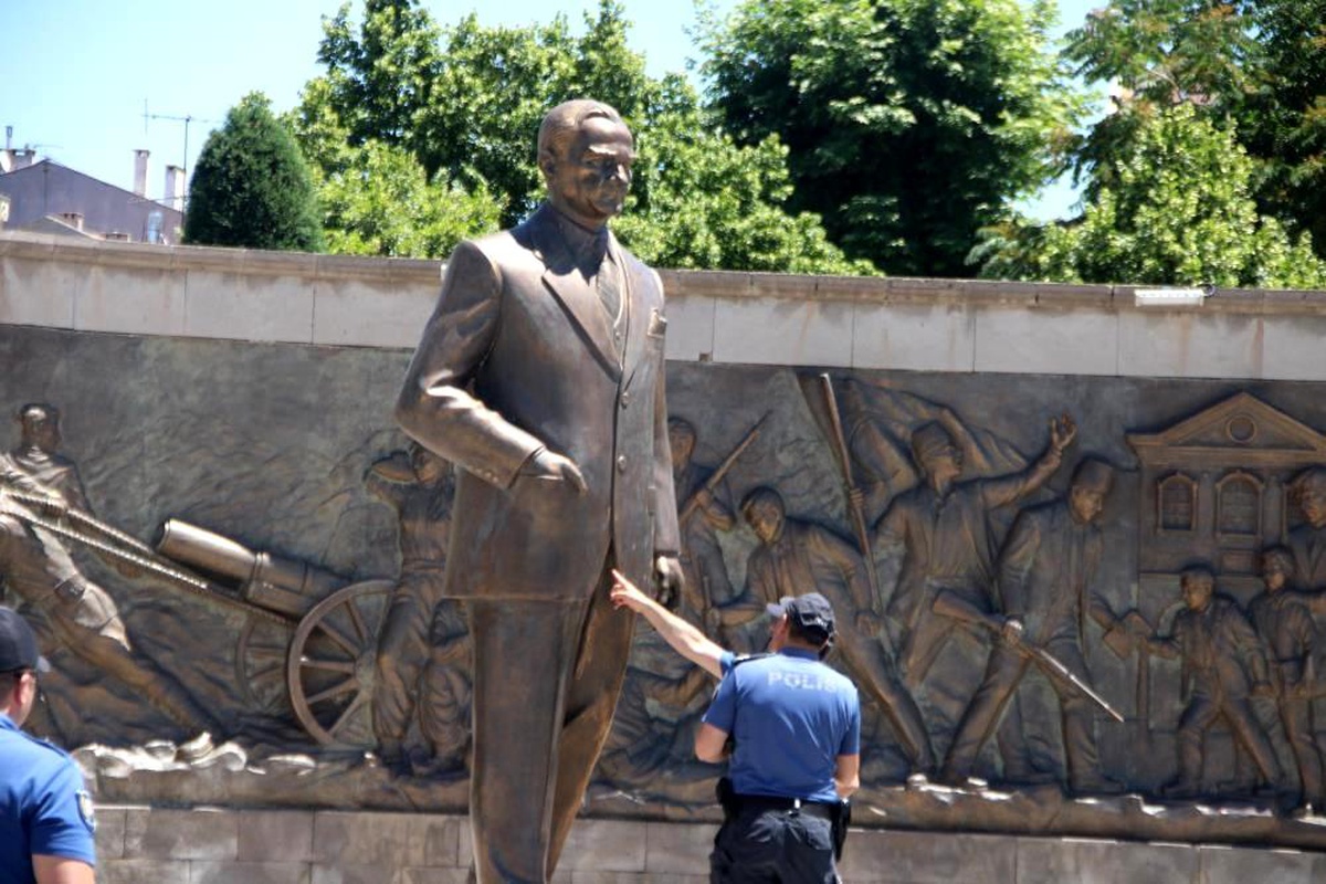 Atatürk Anıtı\'na Saldırı: 4 Yıl 4 Ay Ceza