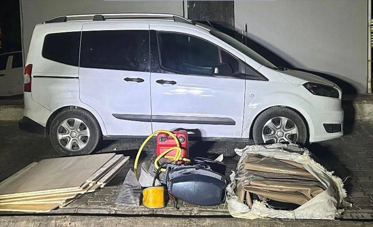 Ayvalık\'ta 33 Düzensiz Göçmen ve 1 Kaçakçı Yakalandı