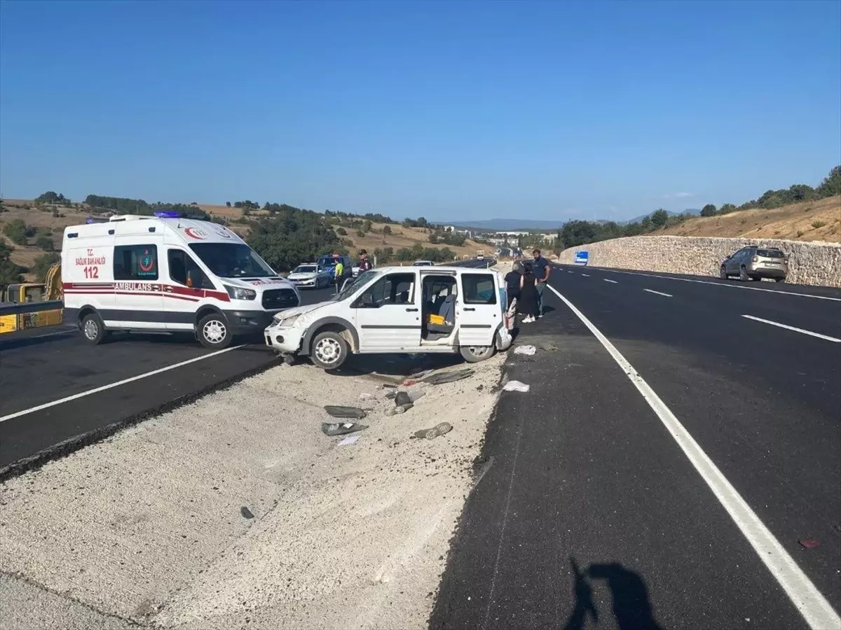 Bilecik\'te Trafik Kazası: 3 Yaralı