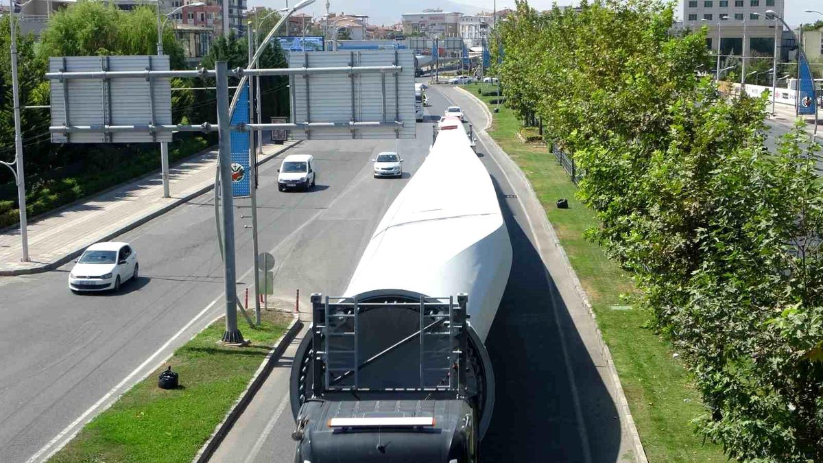 Malatya\'da Dev Rüzgar Türbinleri Taşınıyor