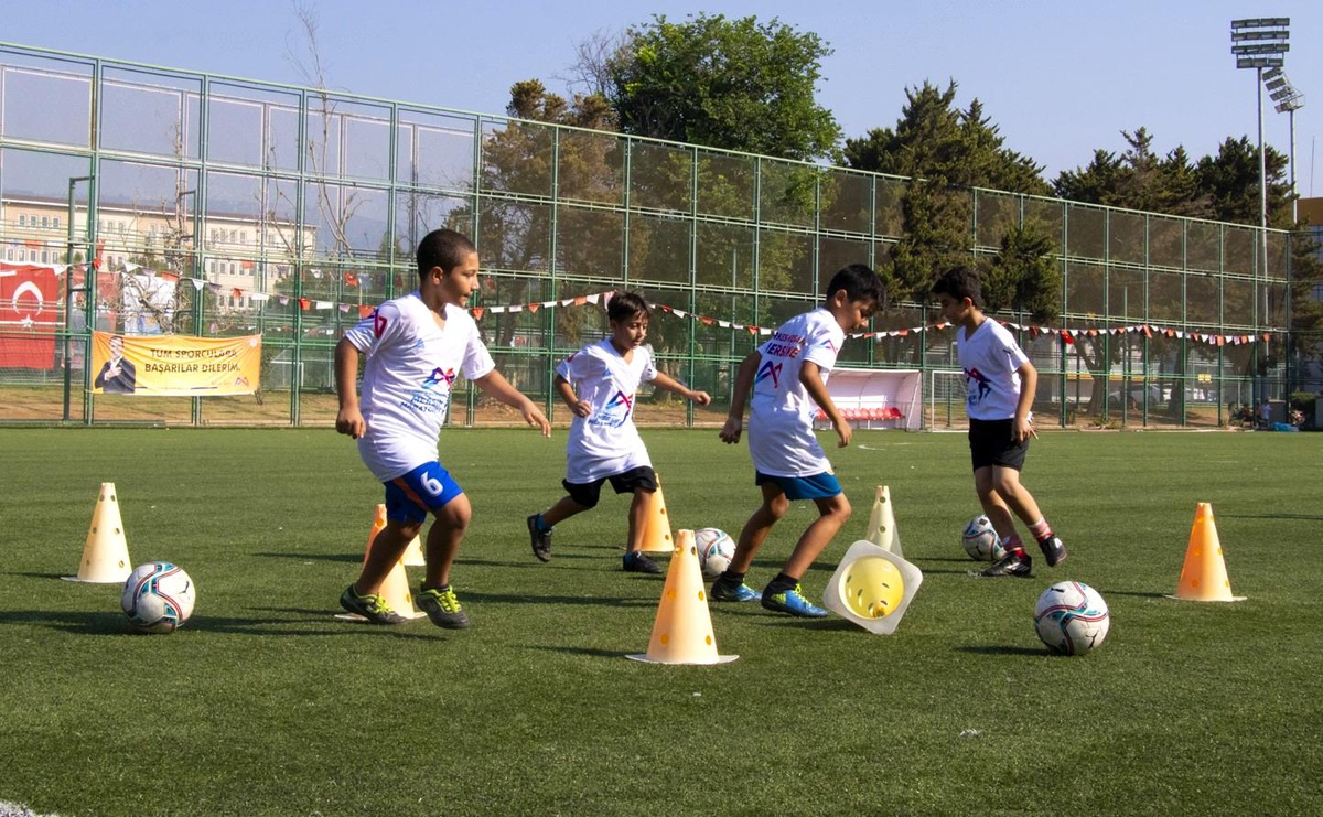 Mersin Büyükşehir Belediyesi Ücretsiz Futbol Kurslarıyla Çocukları Spora Teşvik Ediyor