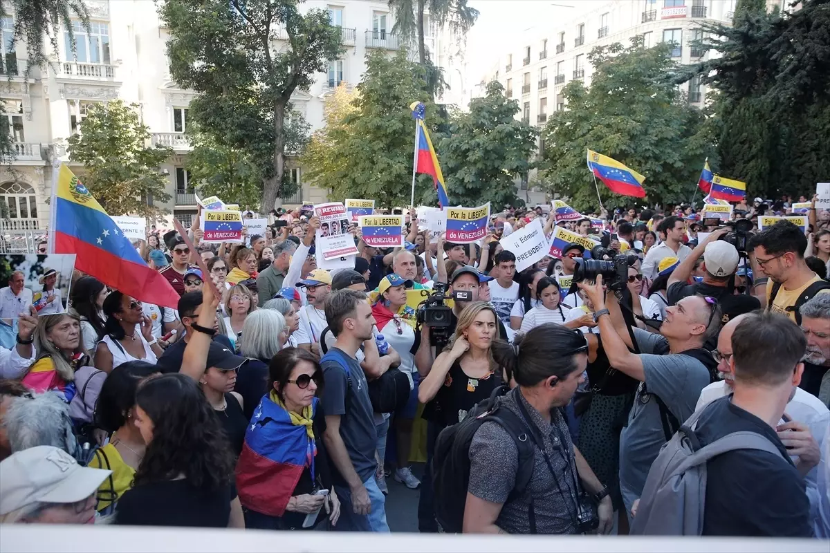 Madrid\'de Venezuelalı Göçmenler Eylemde