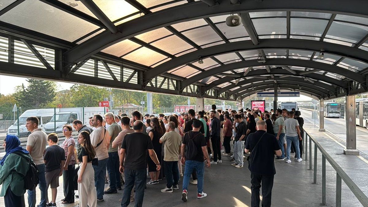 İstanbul\'da Okul Açılışıyla Trafik Yoğunluğu Arttı