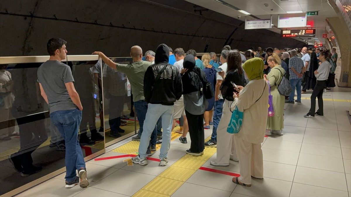 Metroda Arıza, Yolcular Bekledi