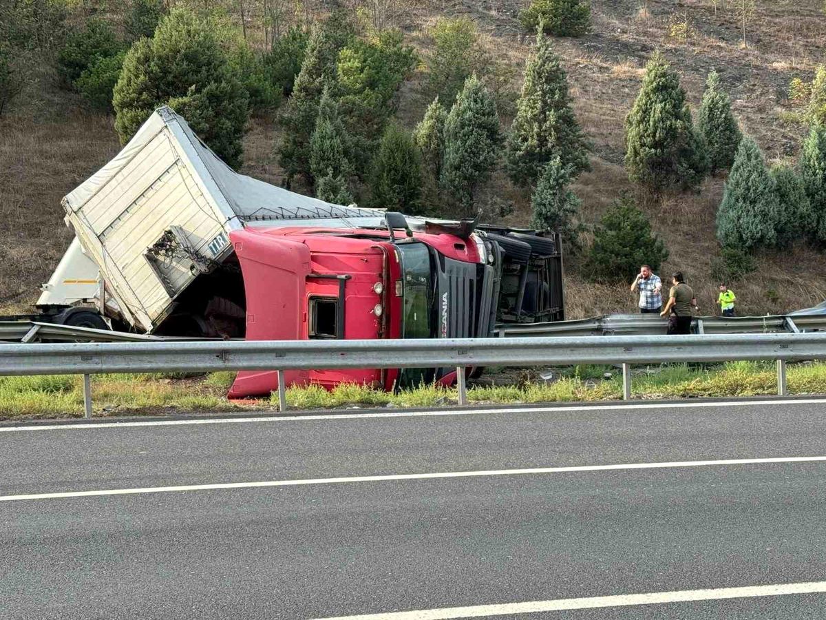 Düzce\'de Kolonya Yüklü Tır Devrildi