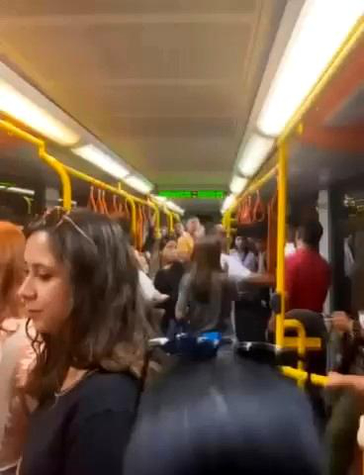 Bursa metrosunda yer verme kavgası kameraya yansıdı