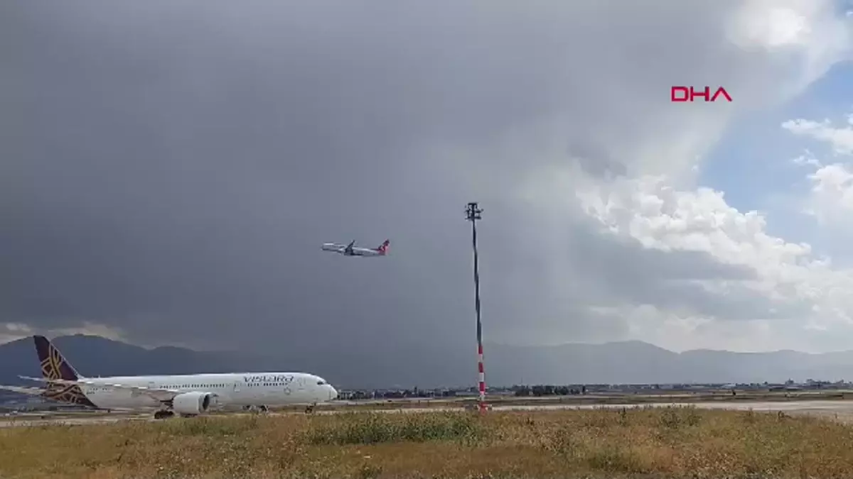 Muş Havalimanı Pistine Yıldırım Düştü