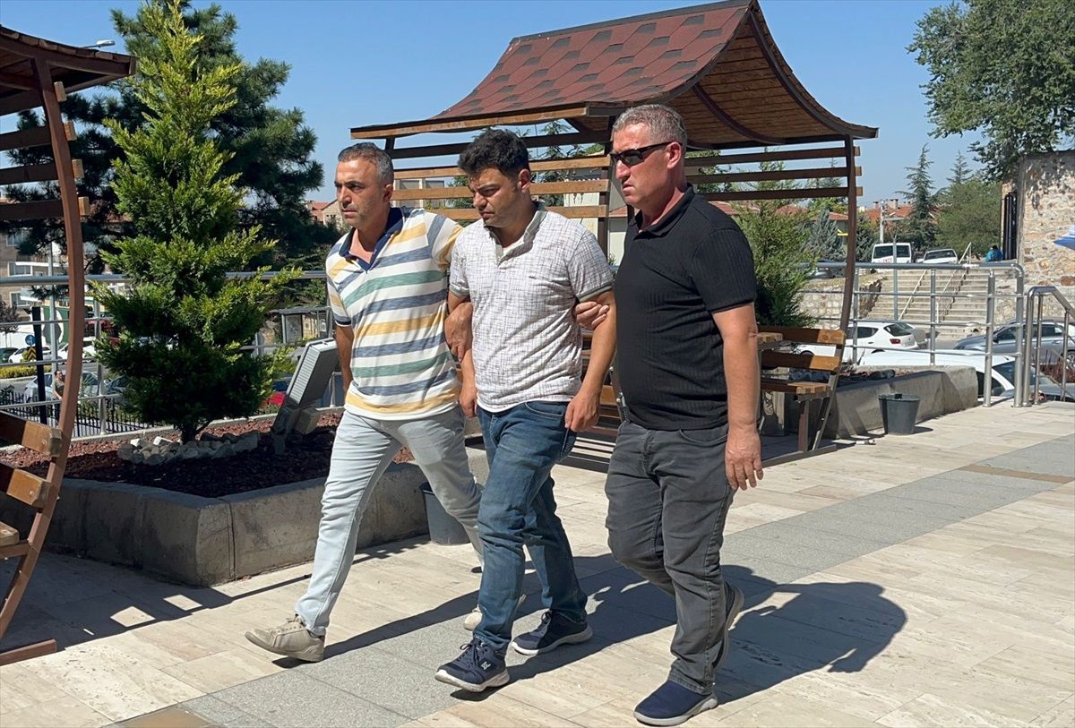 Eşini Bıçakla Yaralayan Adam Gözaltına Alındı