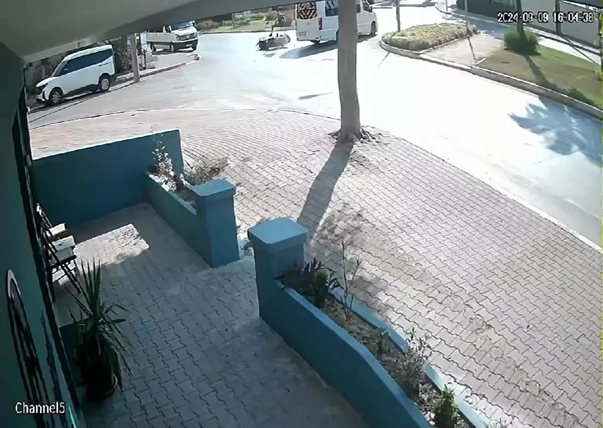 Manavgat\'ta Motokurye Okul Servisine Çarptı