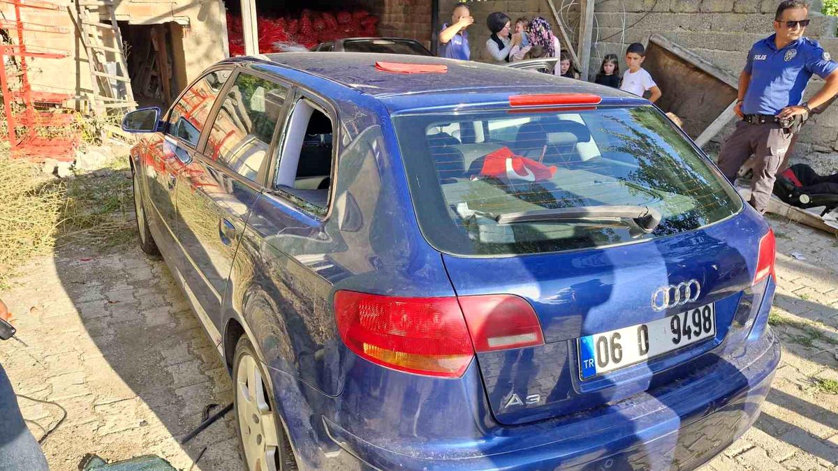 2 Yaşındaki Bebek Araçta Mahsur Kaldı