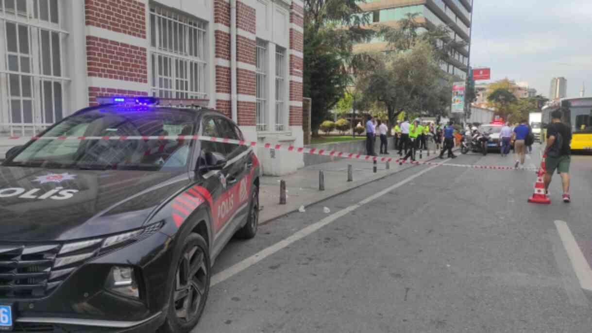 Polis aracı geri manevra yaparken kaldırımda yürüyen iki kişiyi duvara sıkıştırıp ağır yaraladı