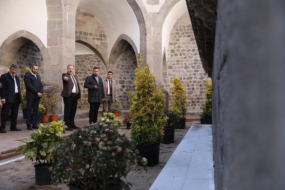 Köşk Medrese\'nin Yanında 14 Katlı Bina Tepki Topladı