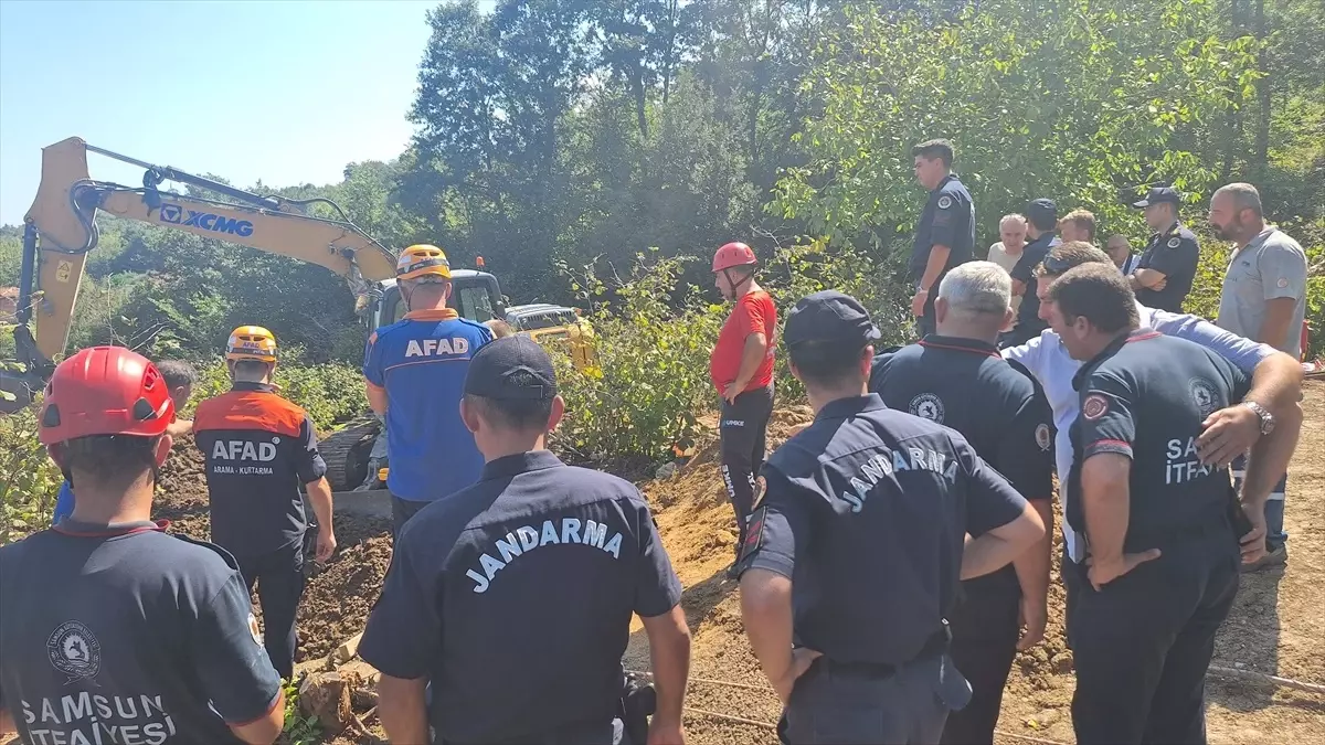 Bafra\'da Toprak Kayması: İki Kişi Kurtarılmayı Bekliyor
