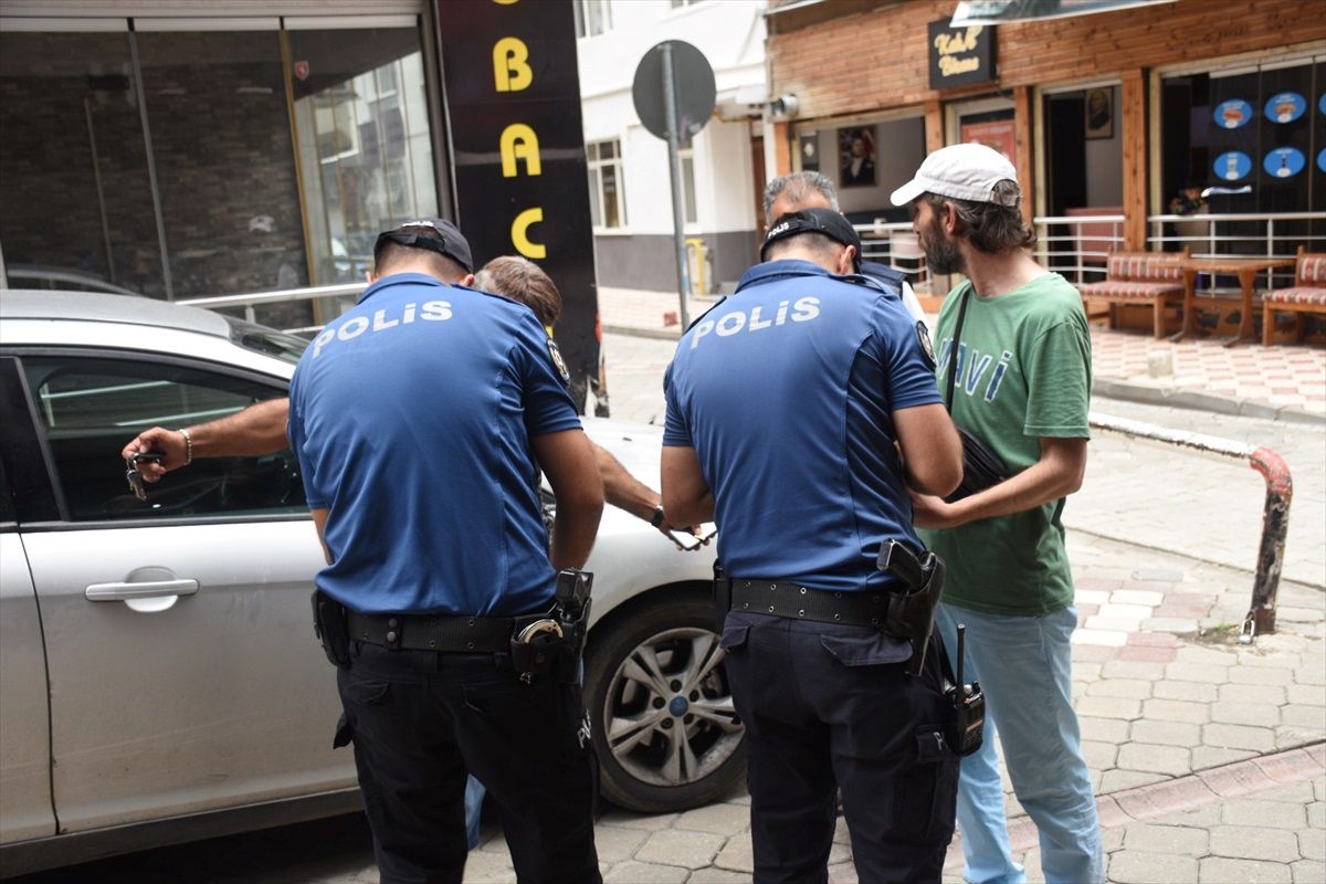 Samsun\'da Okul Çevresinde Denetim: 5 Kişi Yakalandı