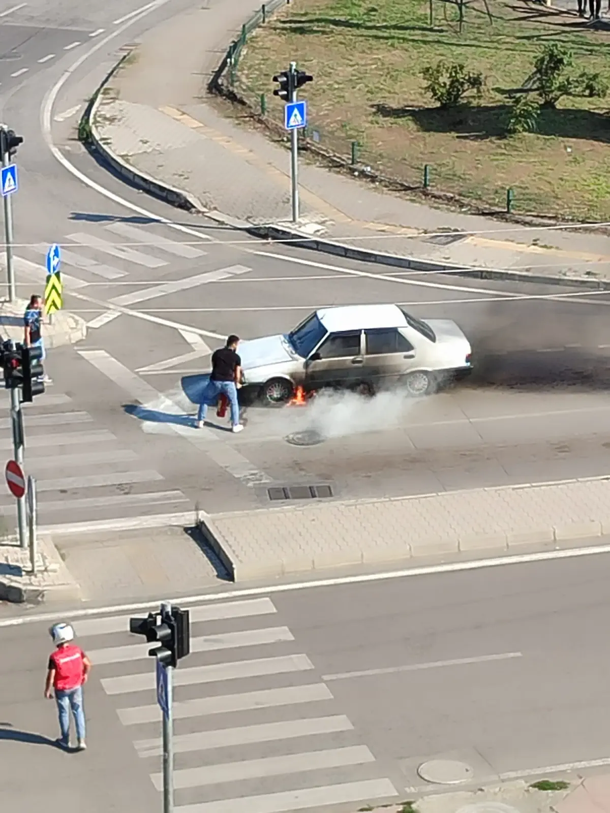 Samsun\'da Yanan Araç İtfaiye Tarafından Söndürüldü