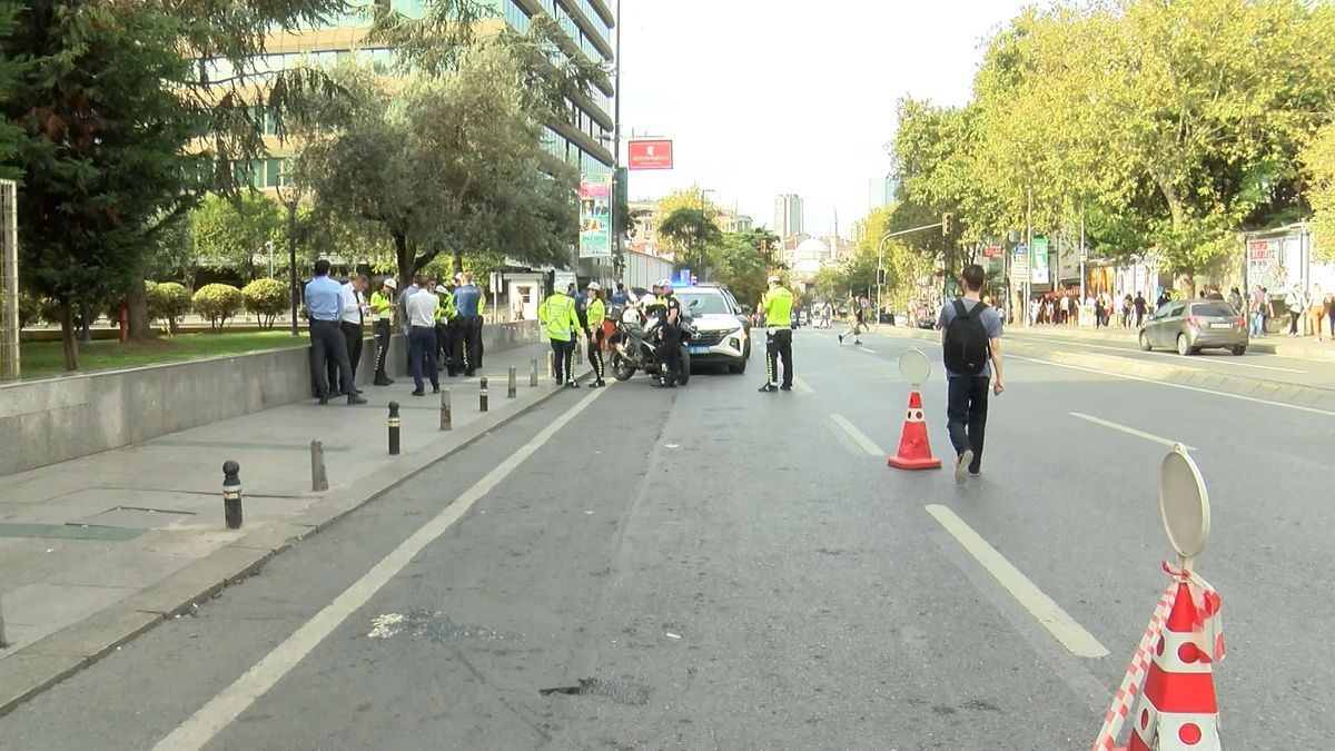 Şişli\'de Polis Aracı Kadınlara Çarptı